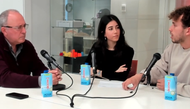 L'Eduard i l'Estel parlen amb el Dr. Jordi Riera sobre la comissió dels drets dels infants.