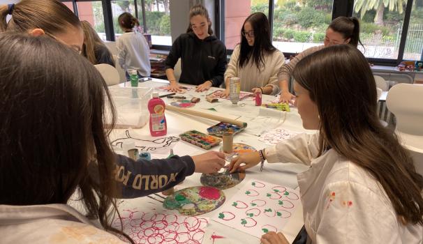 L'alumnat durant el taller de serigrafia