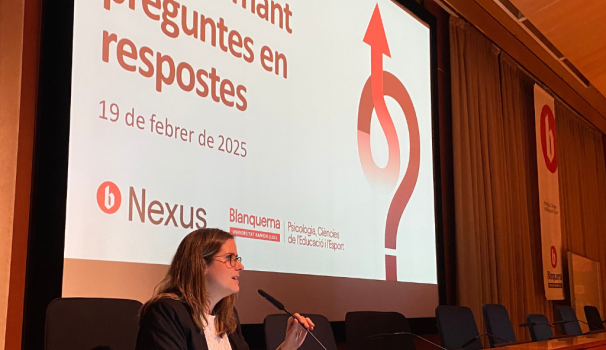 dona fent una ponència nexus