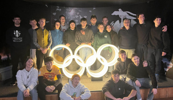 alumnes de CAFE  amb el símbol de les olimpiades