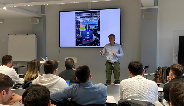 Trobada de professionals de Gestió Esportiva, David fent la xerrada