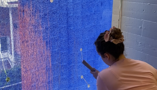 alumna pintant constel·lacions a la finestra