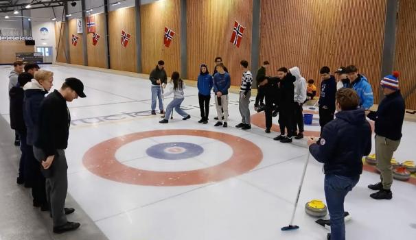L'alumnat provant el curling