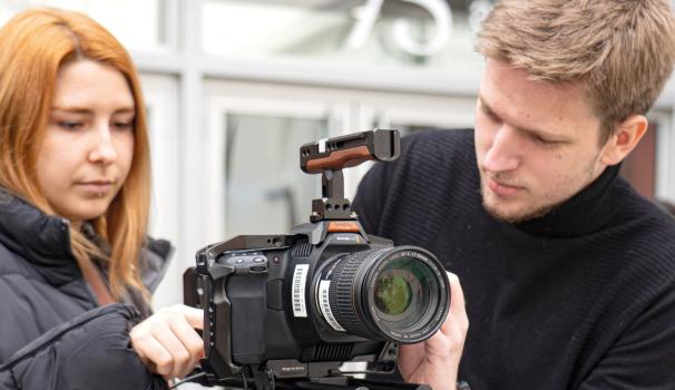 alumnes amb una càmera