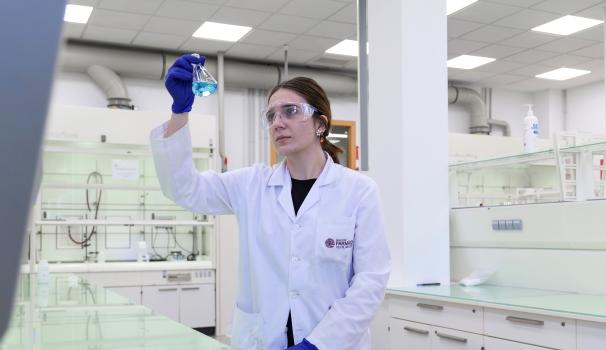 alumne al laboratori