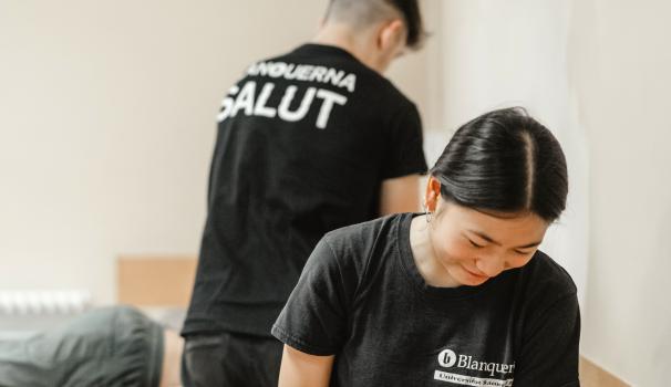 alumnes fent ptàctiques