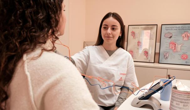 alumne analitzant cordes vocals