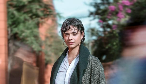 alumne mirant a càmera