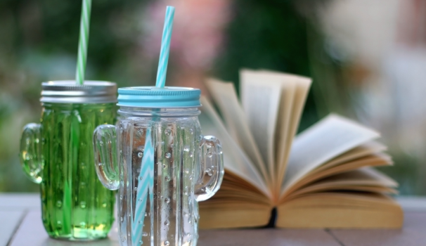 un llibre i 2 refrescs