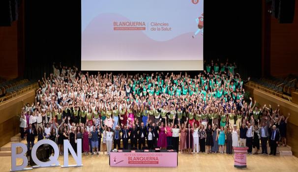 Professorat i alumnat al final de l'acte de graduació