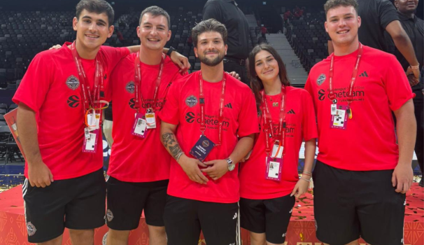 Alumnat de Gestió Esportiva en la Final Four de l'Eurolliga 2025.