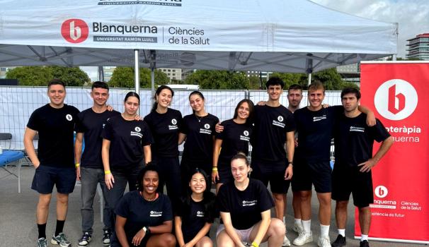 L'alumnat participant a la Wodcelona, posant davant de la seva carpa