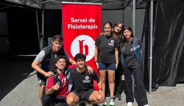 L'alumnat participant a la cursa, posant davant de la seva carpa