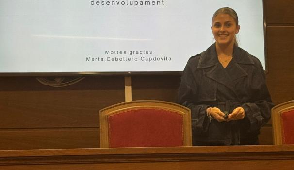 L'alumni Marta Cebollero presentant el seu TFG