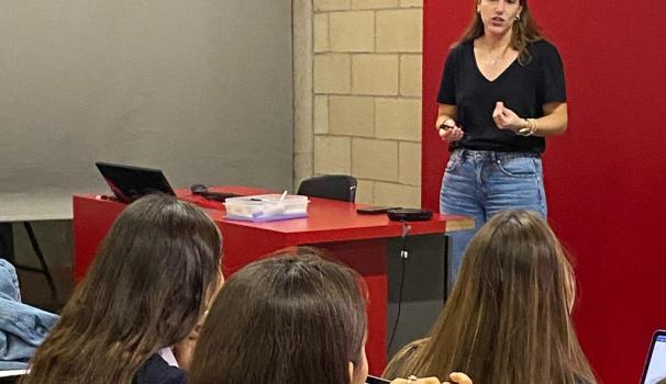 L'alumni Paula Vilés durant la sessió