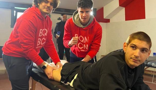 l'alumnat de fisioterapia durant el partit de la marato de tv3