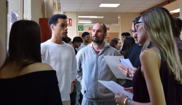 Alumnat presentant els seus pòsters