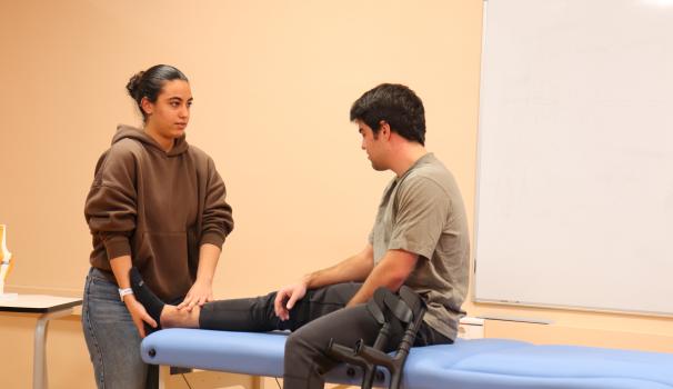 L'alumna de primer amb l'estudiant de quart curs
