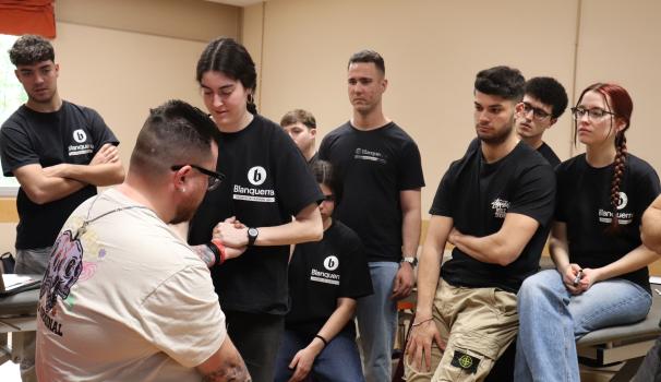 L'alumnat treballant amb el pacient
