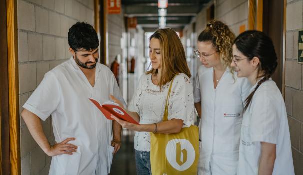 Alumnat de Nutrició amb bates d'Infermeria