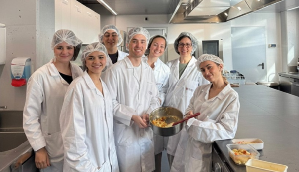 Alumnat de Farmàcia al 'Taller de plat saludable'