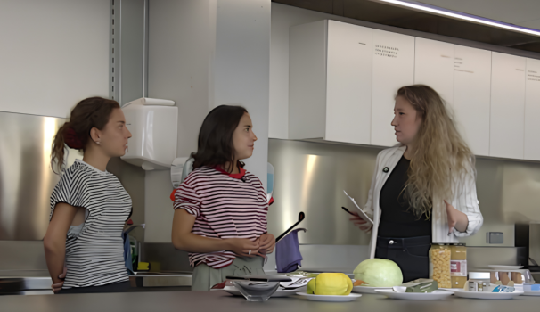 Alumnat de 1r de Nutrició i Dietètica a la cuina de la Facultat.