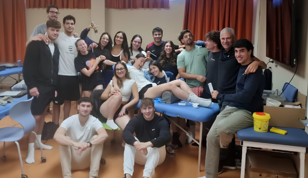 L’alumnat de Fisioteràpia durant la sessió práctica