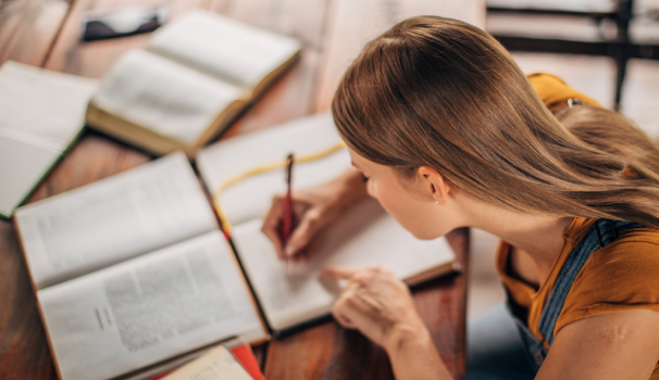 Imatge de recurs d'una noia estudiant
