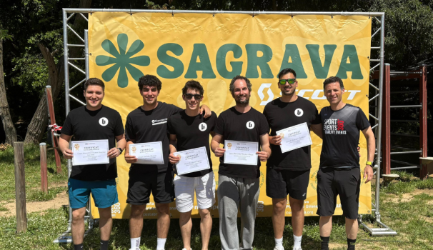 Alumnat de Fisioteràpia rebent els diplomes