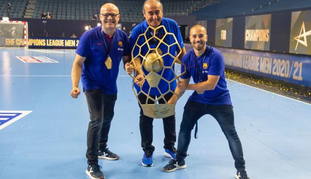 L'enric vila gual i els companys, amb la copa a la mà