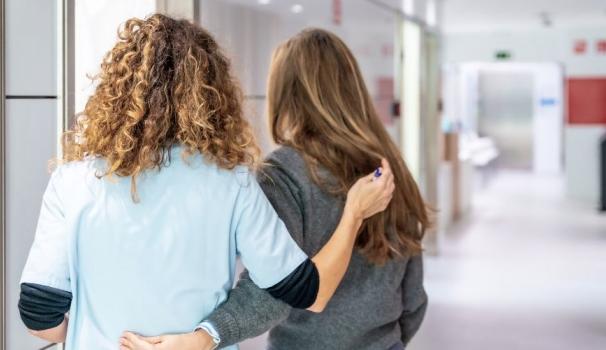Personal medico acompañando a persona
