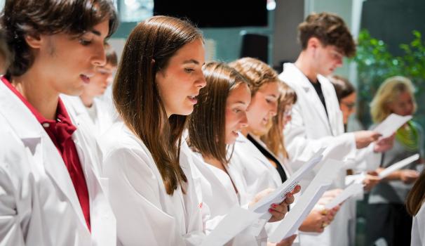 Alumnat llegint el compromís de la bata blanca