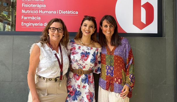 Les professores Alicia Orta i Marina Diana posant davant de la Facultat amb l'alumni Noemi Federico