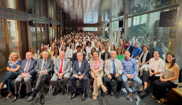 Fotografia de grup de la primera promoció de Medicina després de la imposició de bata blanca