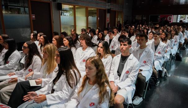 L'alumnat durant l'imposició de bates blanques