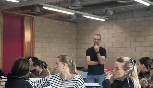 Estudiants asseguts en grup per treballar aspectes relacionats amb el benestar i la salut