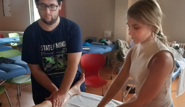 Dos estudiants realitzant un massatge oncològic