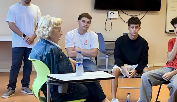 Un fiseoterapeuta i els alumnes comparteixen una sessió on se'ls explica noves tècniques