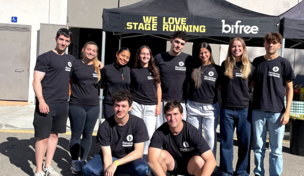 Foto del alumnat de fisioteràpia que oferia assistència als corredors