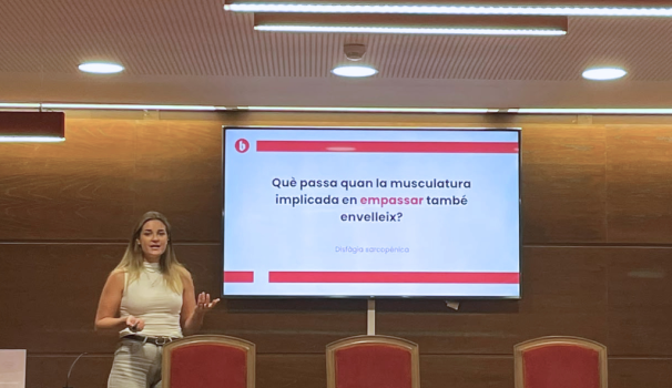 Alumne presentant el seu TFG