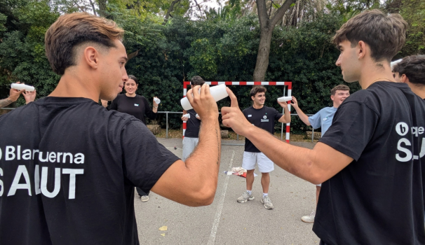 Estudiants formant un cercle i trebellant la cooperació mitjançant jocs