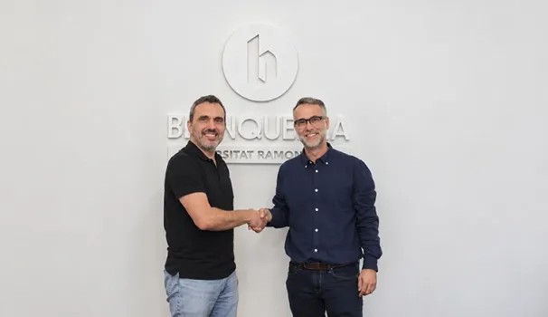 Enric Xicoy i Quim Miró firmen el conveni de col·laboració amb Comunicació 21