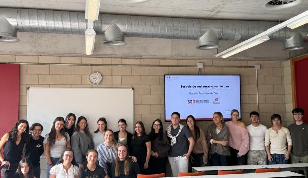 Foto de l'alumnat de nutrició amb l'alumni Judit Pérez