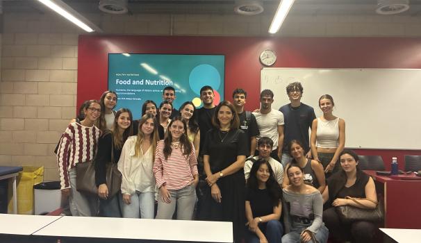 Estudiants i convidada es fan una foto