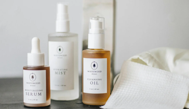 Tres productes de skincare: serum, oli i mist