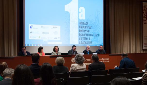 representantes de todas las Facultades de Psicología de las universidades catalanas y el Colegio Oficial de Psicología de Cataluña 