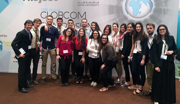 Estudiantes participan en un simposio en Abu Dhabi