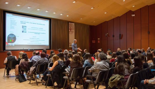 El profesor Kenneth J. Gergen hablando de las Relaciones Humanas