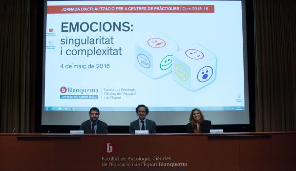 El Dr. Josep Gallifa, degà de la Facultat, el Dr. Sergi Corbella, vicedegà de la Facultat, i la Dra. Olga Herrero, coordinadora de pràctiques de la Facultat