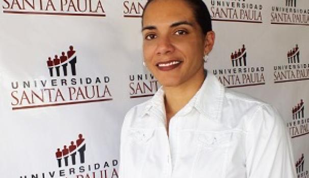 La experta en actividad física terapéutica Erika Cyrus imparte una conferencia en Blanquerna Salud
